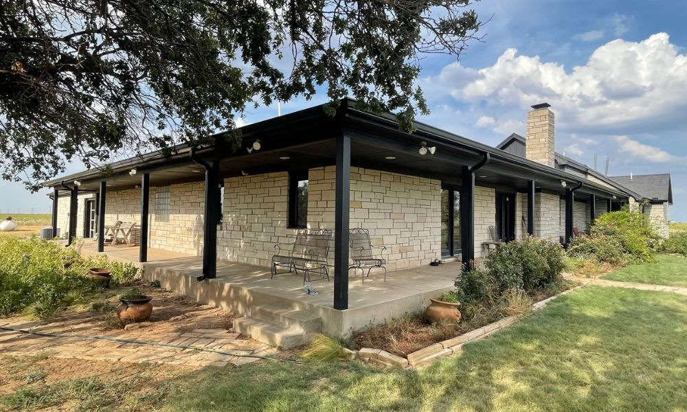 What Are Seamless Gutters in Lubbock, TX?